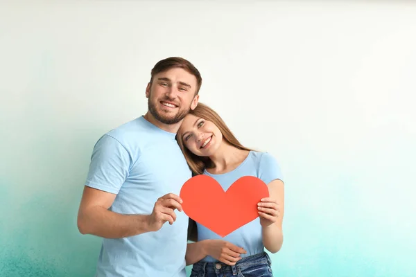 Glückliches Junges Paar Mit Rotem Herz Auf Farbigem Hintergrund — Stockfoto