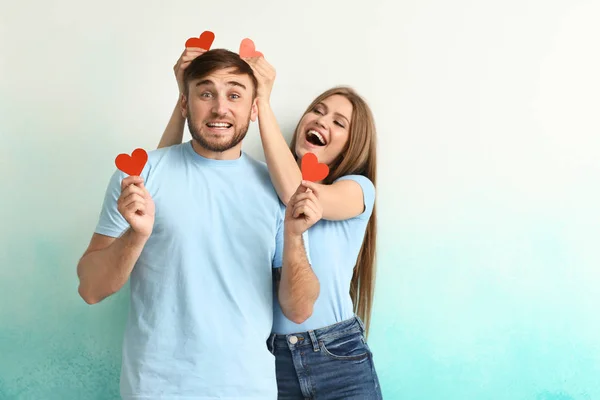 Feliz Pareja Joven Con Corazones Rojos Fondo Color —  Fotos de Stock