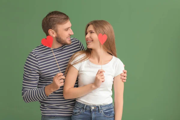 Mutlu Genç Çift Renk Arka Plan Üzerinde Kırmızı Kalp — Stok fotoğraf