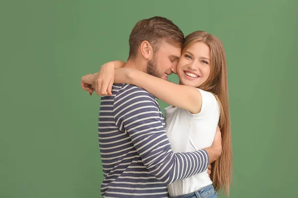 Glückliches Junges Paar Auf Farbigem Hintergrund — Stockfoto