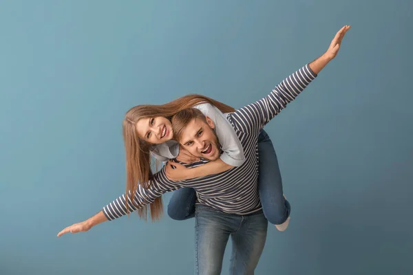 Glückliches Junges Paar Hat Spaß Auf Farbigem Hintergrund — Stockfoto
