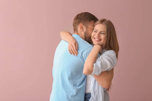 Glückliches Junges Paar Auf Farbigem Hintergrund — Stockfoto