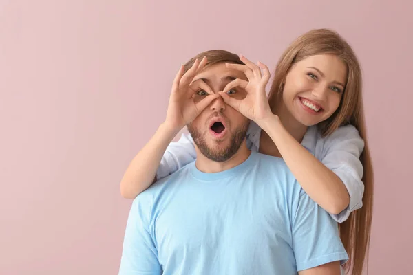 Feliz Joven Pareja Divirtiéndose Fondo Color —  Fotos de Stock