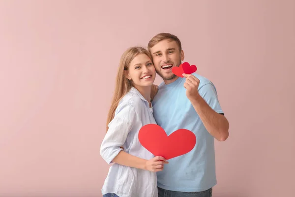 Feliz Pareja Joven Con Corazones Rojos Fondo Color —  Fotos de Stock