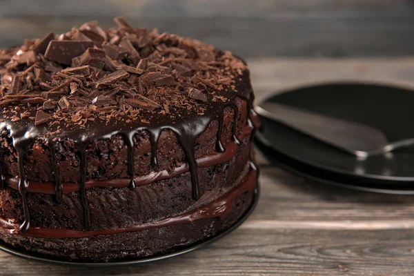 Plaka üzerinde ahşap masa, closeup lezzetli çikolatalı kek ile