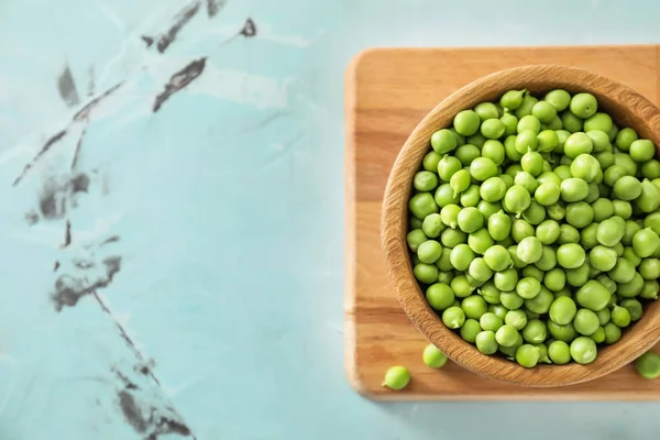 Cuenco Con Deliciosos Guisantes Verdes Frescos Sobre Fondo Color — Foto de Stock