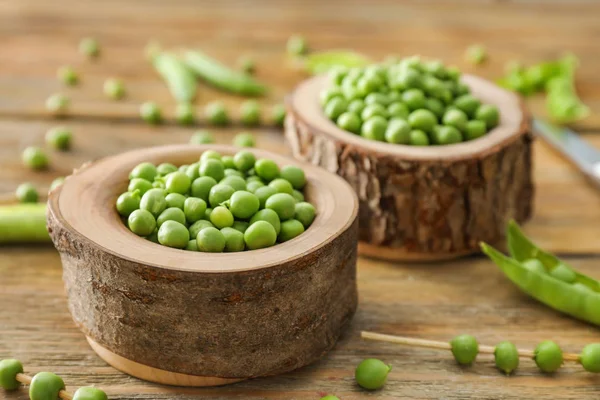 Kommen Met Heerlijke Verse Doperwtjes Houten Tafel — Stockfoto