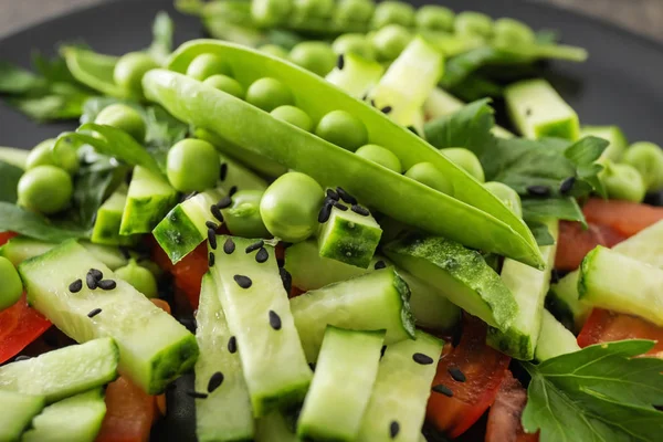 Salada Legumes Com Ervilhas Verdes Frescas Close — Fotografia de Stock