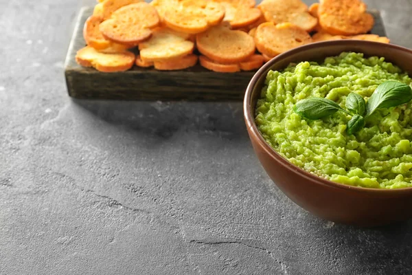 Bowl Tasty Guacamole Bread Chips Grey Textured Background — Stock Photo, Image