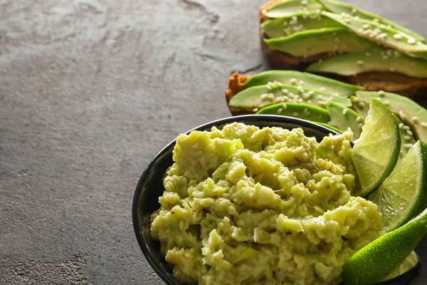 Bowl Tasty Guacamole Grey Textured Background — Stock Photo, Image