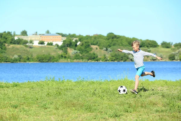 Carino Ragazzo Giocare Calcio Vicino Fiume — Foto Stock