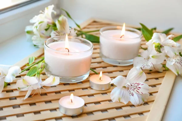 Bougies Cire Brûlantes Avec Des Fleurs Sur Rebord Fenêtre — Photo