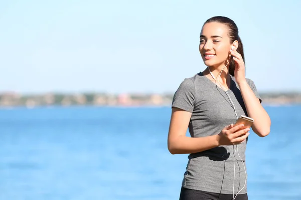 Sporty Young Woman Listening Music Outdoors — Stock Photo, Image