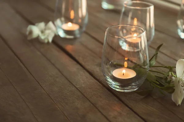 Schöne Brennende Kerzen Gläsern Auf Holztisch — Stockfoto