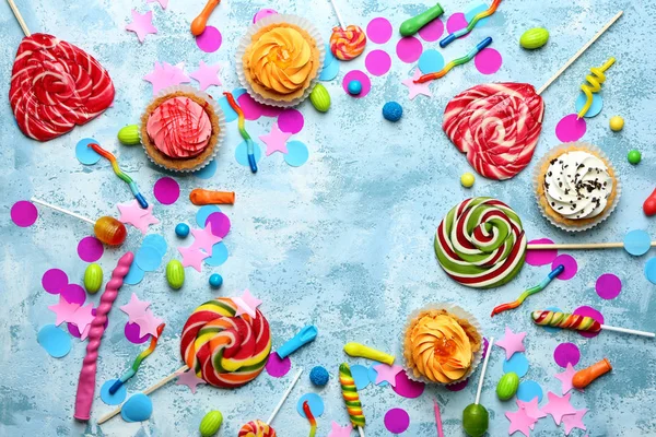 Composición Cumpleaños Con Artículos Fiesta Dulces Sobre Fondo Color — Foto de Stock