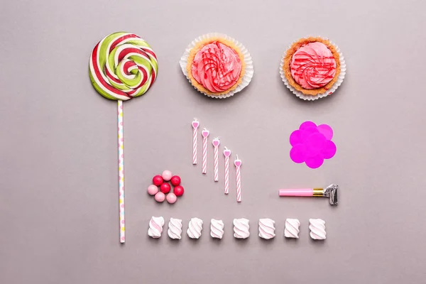 Cupcakes Şekerler Doğum Günü Parti Öğeleri Gri Arka Plan Üzerinde — Stok fotoğraf