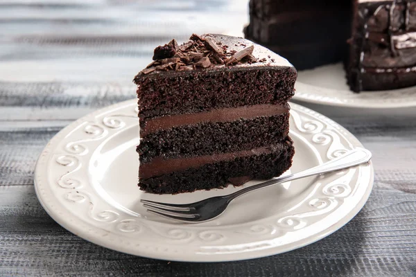 Πλάκα Κομμάτι Της Νόστιμο Κέικ Σοκολάτας Στο Ξύλινο Τραπέζι — Φωτογραφία Αρχείου