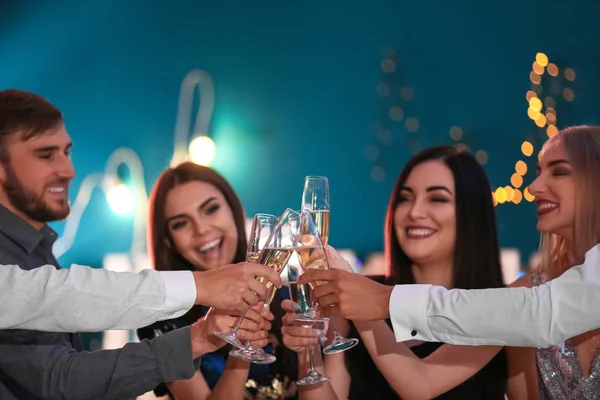 Jeunes Gens Cliquetis Verres Avec Champagne Fête Anniversaire Dans Club — Photo