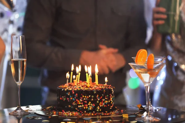 День Народження Торт Свічками Столі Вечірці Клубі — стокове фото