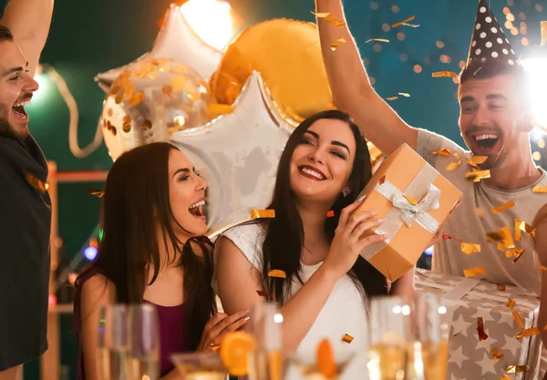 Giovani Alla Festa Compleanno Nel Club — Foto Stock