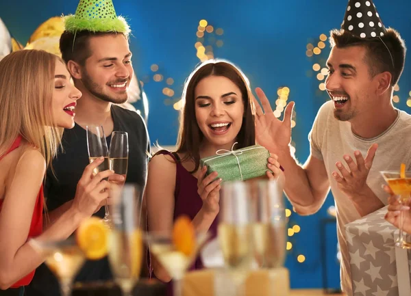 Giovani Alla Festa Compleanno Nel Club — Foto Stock