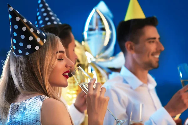 Молоді Люди Келихах Шампанського Вечірці День Народження Клубі — стокове фото
