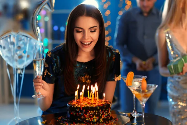 클럽에서 파티에서 그녀의 케이크 — 스톡 사진