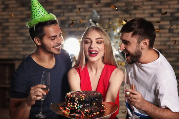 Jovem Com Bolo Aniversário Seus Amigos Festa — Fotografia de Stock