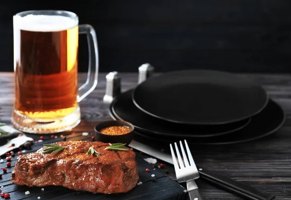 Dřevěná Deska Chutné Grilované Steaky Džbánek Piva Stole — Stock fotografie