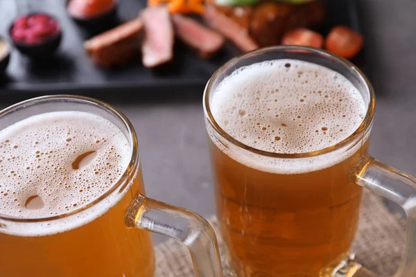 Becher Mit Frischem Leckerem Bier Auf Dem Tisch Nahaufnahme — Stockfoto