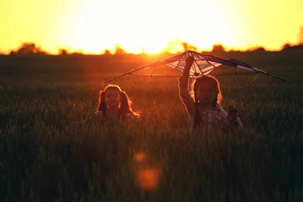 Słodkie Małe Dziewczynki Latawiec Polu Zachodzie Słońca — Zdjęcie stockowe