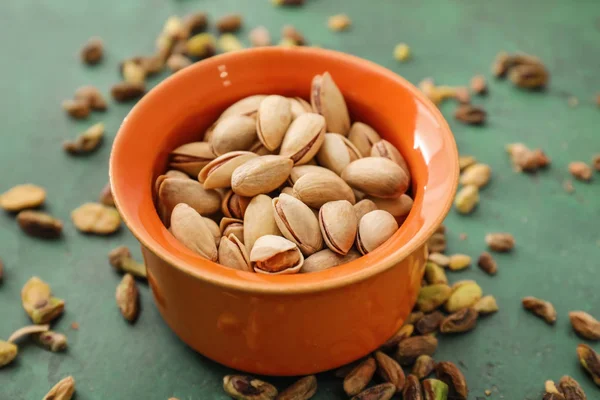 Renk tablosu üzerinde taze lezzetli fıstık fındık ile kase