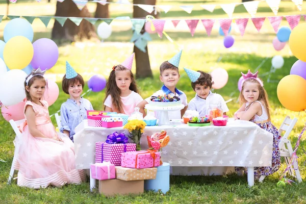 Lindos Niños Celebrando Cumpleaños Aire Libre —  Fotos de Stock