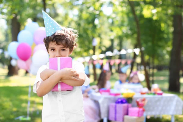 屋外の誕生日パーティーでギフト ボックスのかわいい男の子 — ストック写真