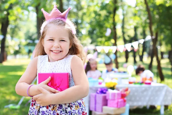 Niedliches Kleines Mädchen Mit Geschenkbox Auf Geburtstagsparty Freien — Stockfoto