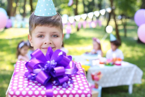 Lindo Niño Con Caja Regalo Fiesta Cumpleaños Aire Libre —  Fotos de Stock