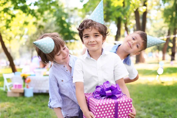 Lindo Niño Con Caja Regalo Sus Amigos Fiesta Cumpleaños Aire —  Fotos de Stock
