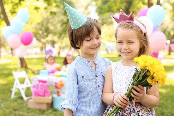 Niña Con Flores Lindo Chico Fiesta Cumpleaños Aire Libre —  Fotos de Stock