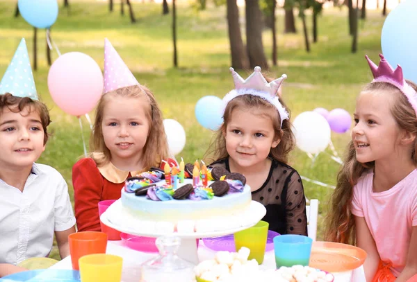 Lindos Niños Celebrando Cumpleaños Aire Libre —  Fotos de Stock