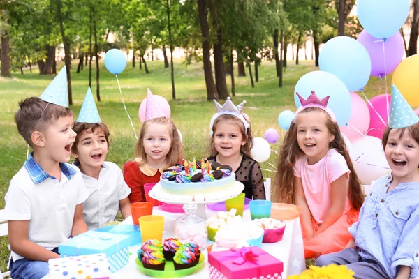 Lindos Niños Celebrando Cumpleaños Aire Libre —  Fotos de Stock