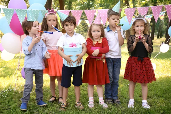 Lindos Niños Pequeños Fiesta Cumpleaños Aire Libre —  Fotos de Stock