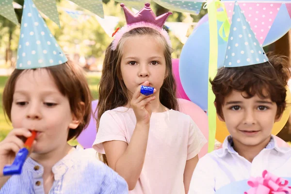 Lindos Niños Pequeños Fiesta Cumpleaños Aire Libre —  Fotos de Stock