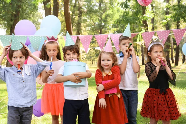 Lindos Niños Pequeños Fiesta Cumpleaños Aire Libre —  Fotos de Stock