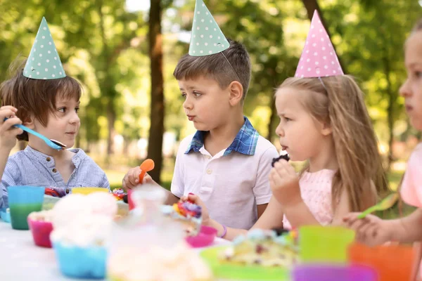 Lindos Niños Celebrando Cumpleaños Aire Libre — Foto de Stock