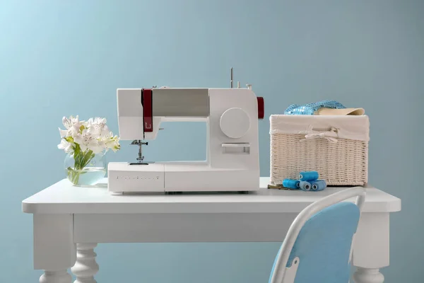 Tisch Mit Moderner Nähmaschine Auf Farbigem Hintergrund — Stockfoto