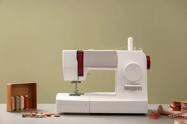 Современная Швейная Машина Принадлежностями Портного Столе Цветном Фоне — стоковое фото
