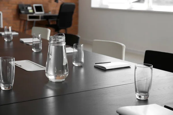 Mesa Com Jarro Água Copos Preparados Para Reunião Negócios Sala — Fotografia de Stock