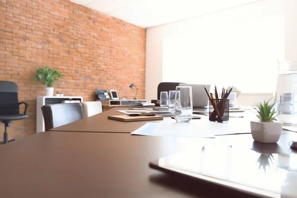 Tavola Preparata Riunione Lavoro Nella Sala Conferenze — Foto Stock