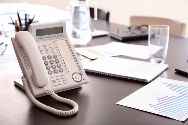 Mesa Com Telefone Preparado Para Reunião Negócios Sala Conferências — Fotografia de Stock