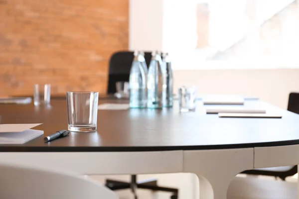Mesa Preparada Para Reunião Negócios Sala Conferências — Fotografia de Stock